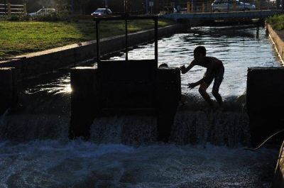 Rompieron trabas de compuertas del canal
