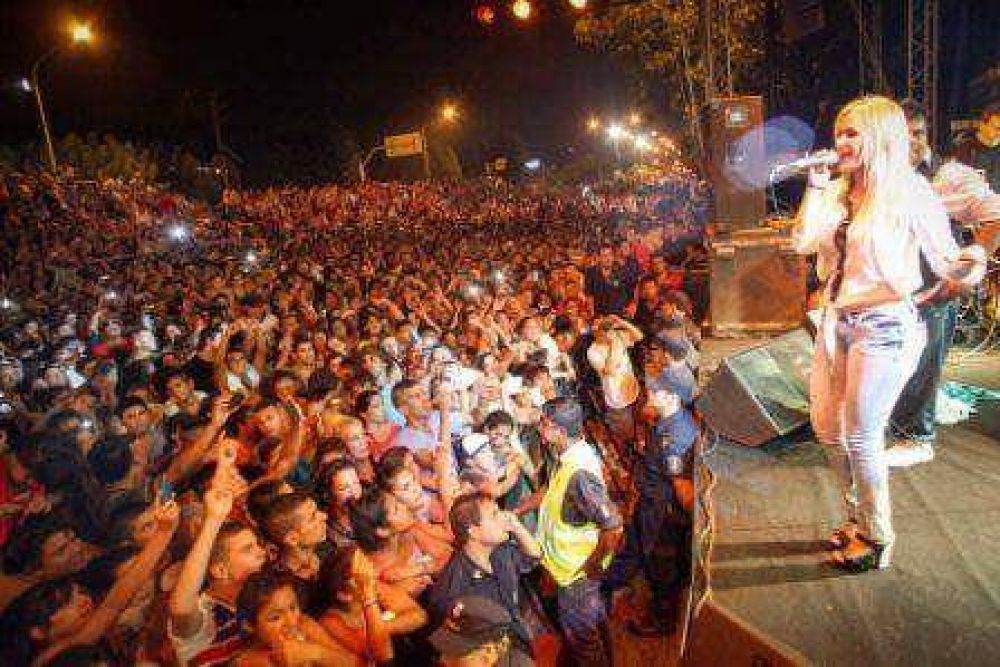 Karina brill� en el cierre del Carnaval en Tigre