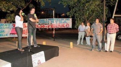 En un acto, recuerdan a los j�venes fallecidos al pisar el tercer riel sin protecci�n en Florida
