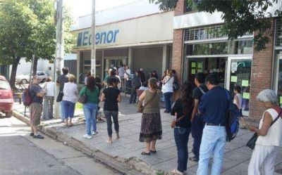 Edenor restringe la atenci�n y los vecinos siguen juntando firmas por los cortes