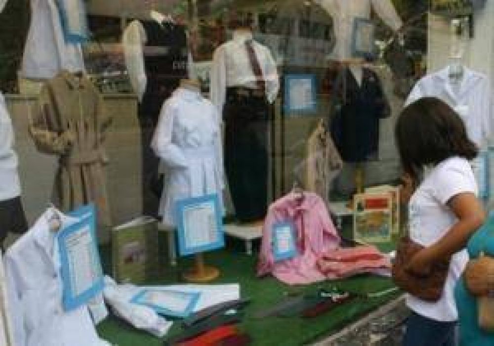 Presentaron la canasta de indumentaria escolar