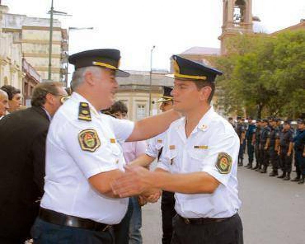 Recibieron sus insignias los polic�as ascendidos