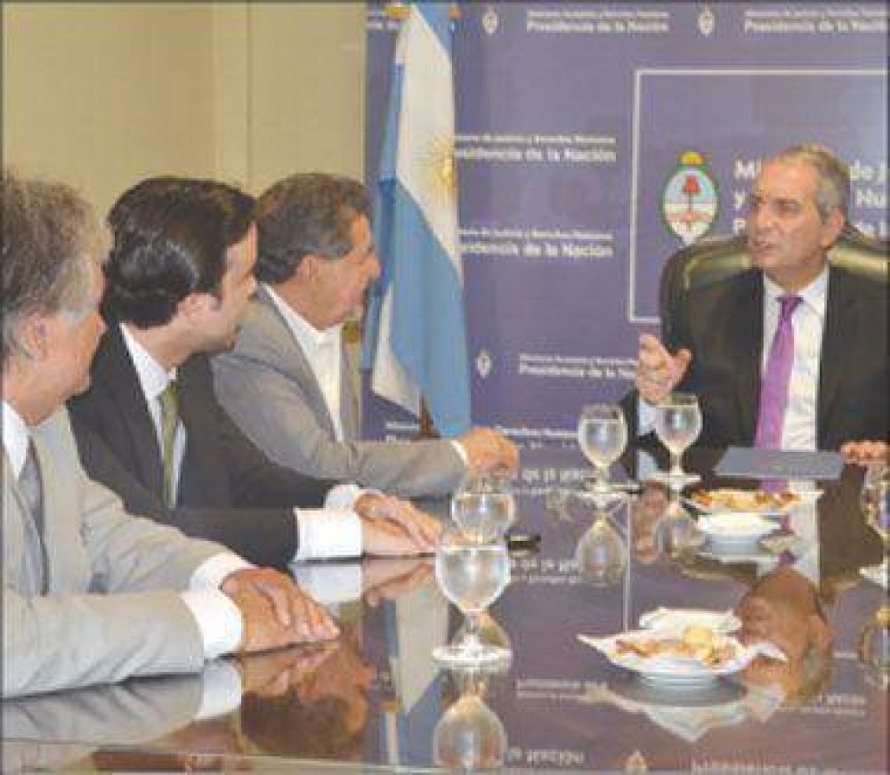 El gobierno firm� el convenio para construir una carcel nueva
