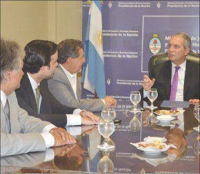 El gobierno firm� el convenio para construir una carcel nueva