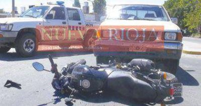 Un motociclista salv� su vida de milagro en tremendo accidente