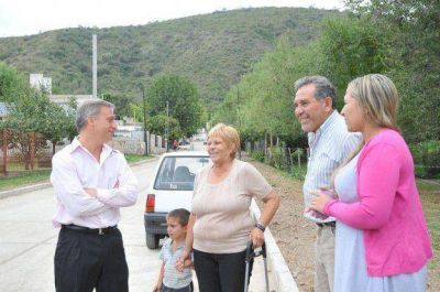Zona Sur: Avil�s recorri� obras y promete pavimentar