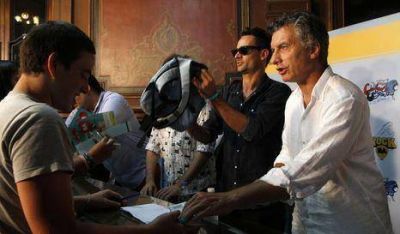 Macri y Tan Bi�nica en una campa�a solidaria