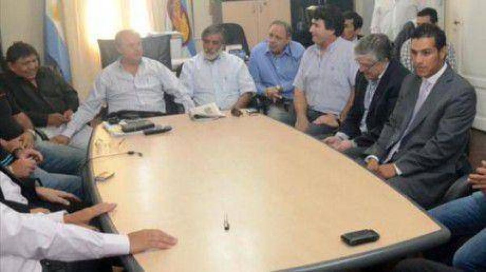 Di Pierro firm� un acuerdo con gremios petroleros e intendentes de la Cuenca del Golfo San Jorge