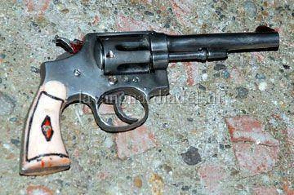 Detienen en la calle a 6 j�venes armados con rev�lver y cuchillos