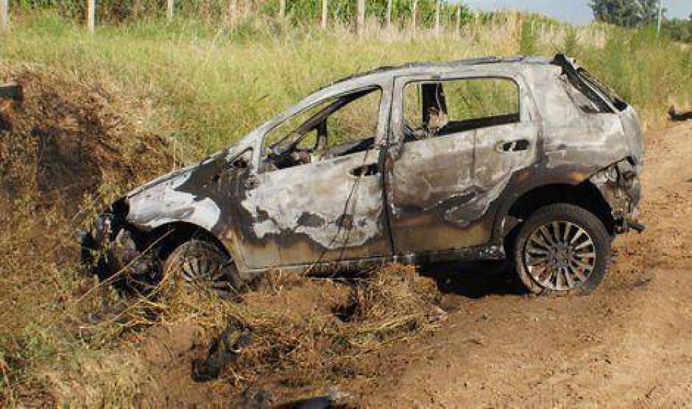 Un auto carbonizado y cuatro j�venes lesionados en accidente en la zona rural 