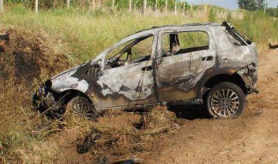 Un auto carbonizado y cuatro j�venes lesionados en accidente en la zona rural 