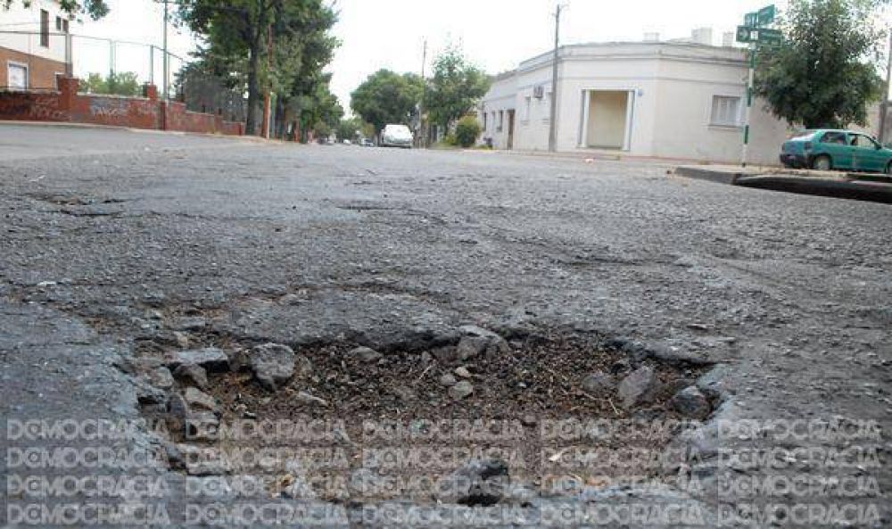 Mientras el Municipio espera fondos, los baches hacen estragos en las calles