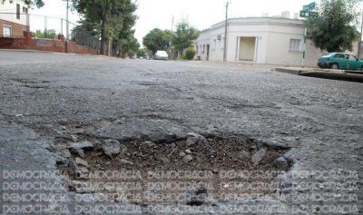 Mientras el Municipio espera fondos, los baches hacen estragos en las calles