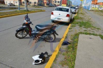 Joven motociclista herido tras golpear contra un taxi