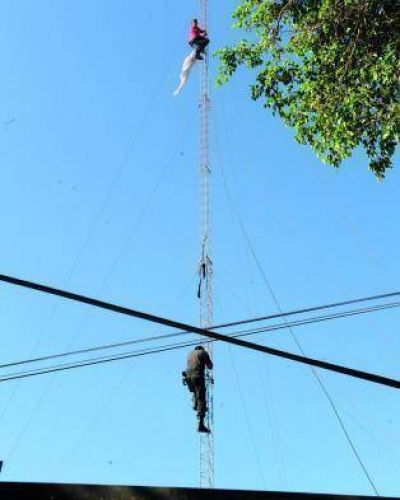 "Estar preso o muerto es lo mismo", grit� "Tajo" y amenaz� con tirarse desde 25 metros