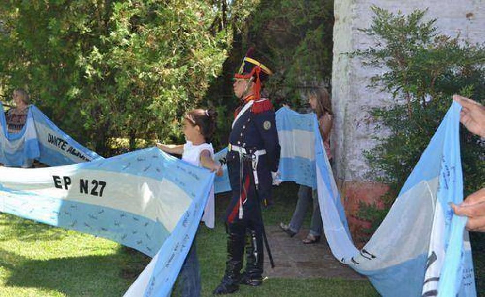Campana entreg� la Bandera elaborada por alumnos en los festejos por el Bicentenario del Combate de San Lorenzo