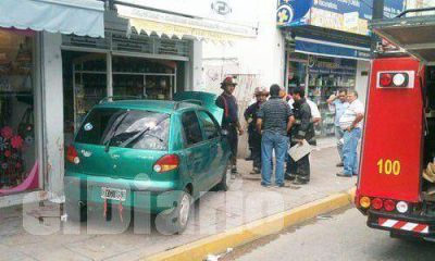 Subi� a la vereda, atropell� a tres mujeres y choc� una vidriera