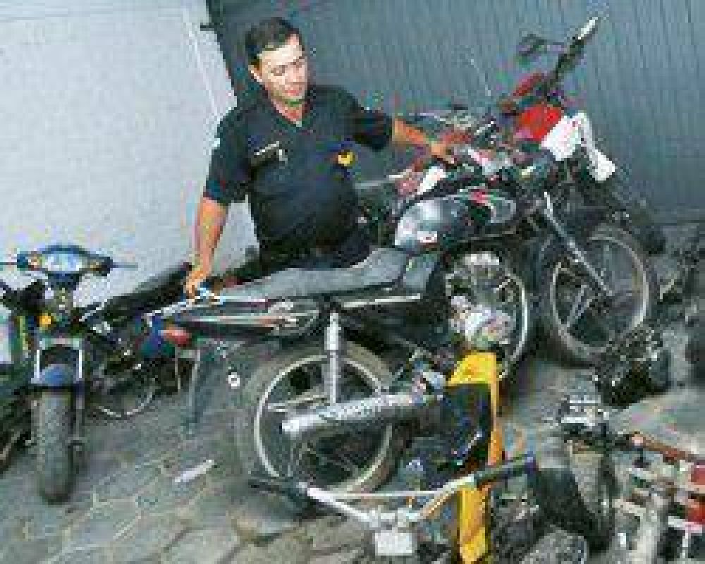 Van en busca de una moto, terminan encontrando seis