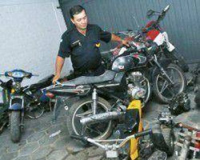 Van en busca de una moto, terminan encontrando seis