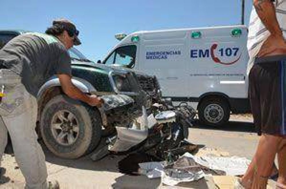 Violento choque entre una camioneta y una moto	