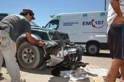 Violento choque entre una camioneta y una moto	