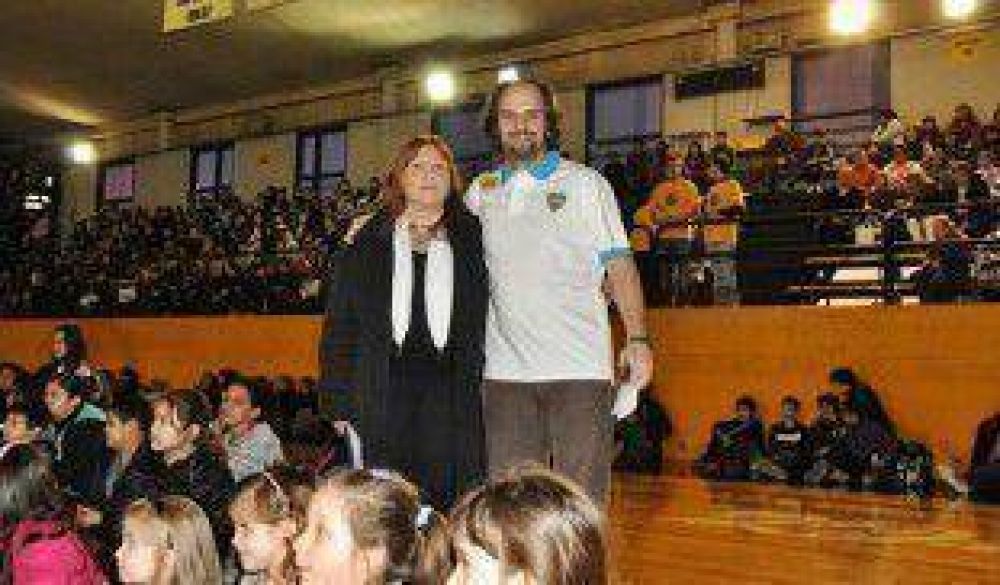 El Gobierno porte�o y Boca promueven el deporte adolescente