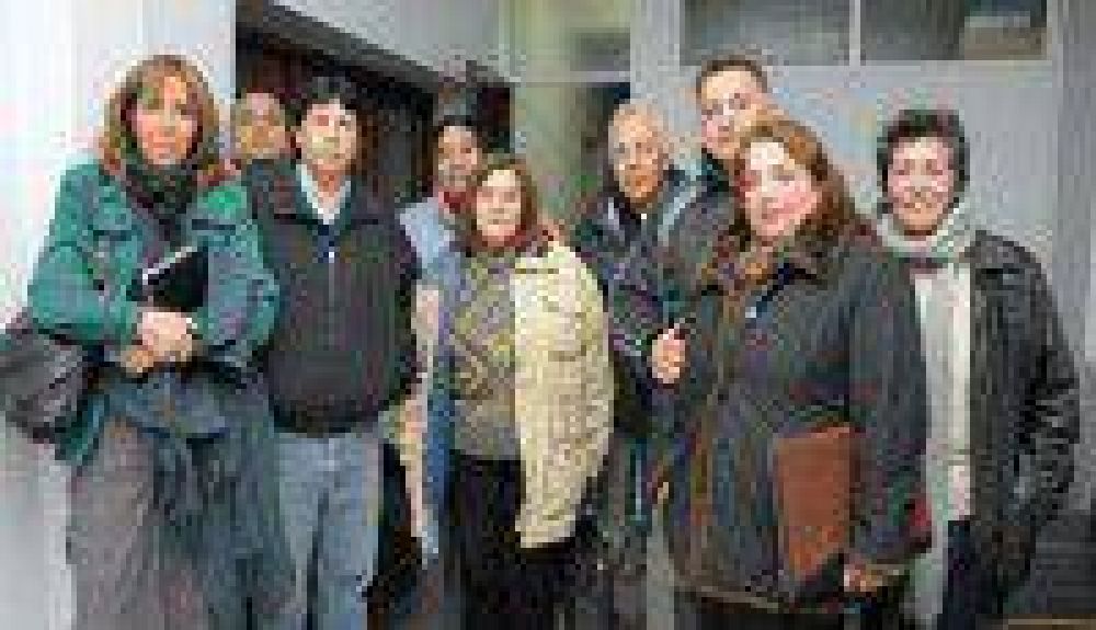 Gremios solicitan un adelanto del aumento salarial del 2013