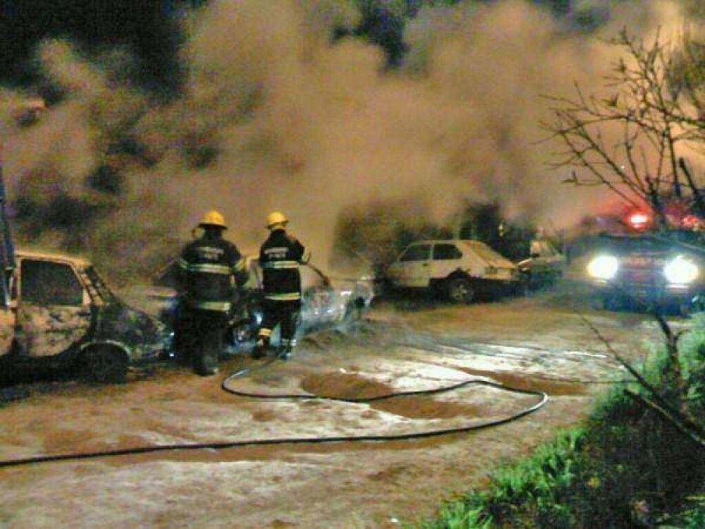 Los �quemacoches� volvieron a actuar en la noche zarate�a