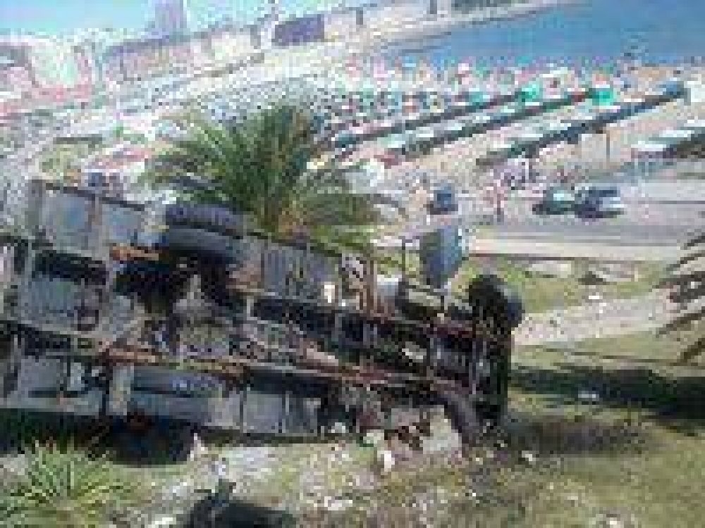 Cami�n volc� en la zona del Torre�n y no se registraron heridos