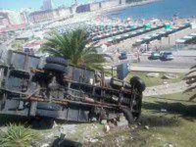 Cami�n volc� en la zona del Torre�n y no se registraron heridos