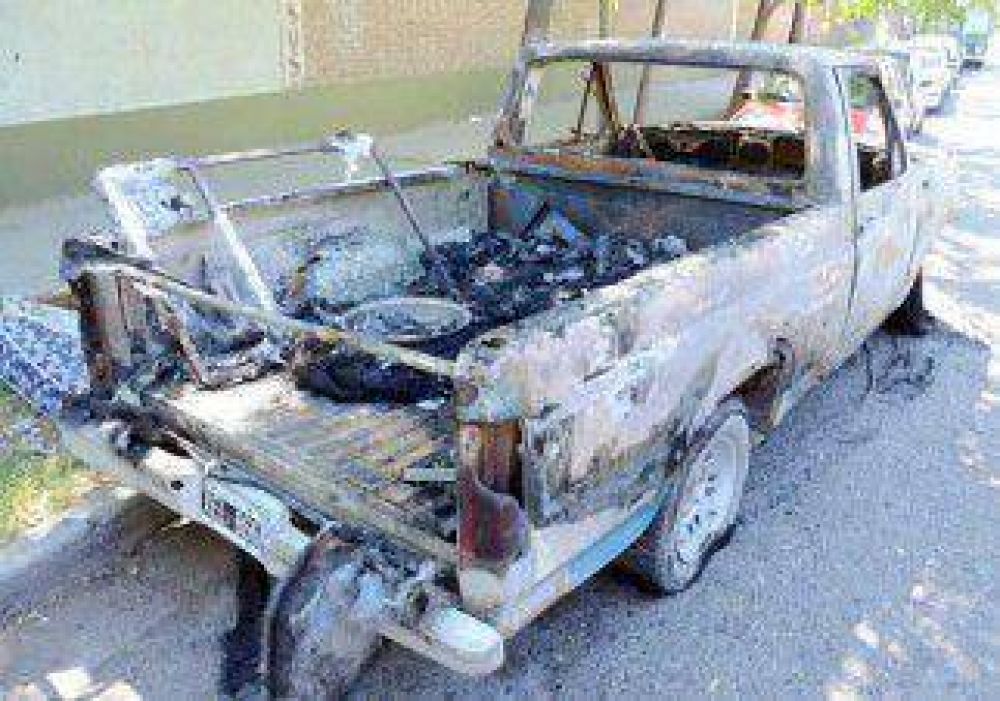 Con una joven como anzuelo, les robaron y quemaron la camioneta 