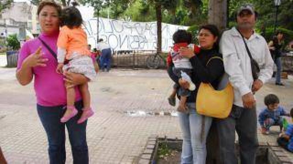 Mujeres se encadenan en reclamo de asistencia