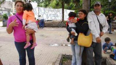 Mujeres se encadenan en reclamo de asistencia