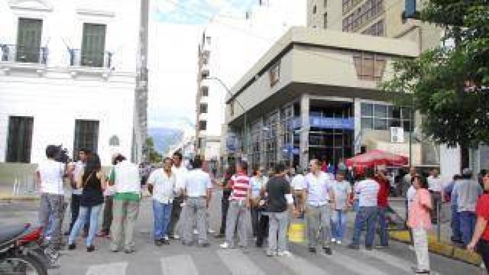 Cortan accesos al microcentro en reclamo por descuentos de sueldos