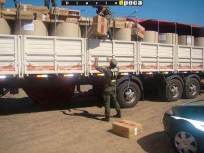 Cay� con 60 mil paquetes de cigarrillos entre bobinas de papel