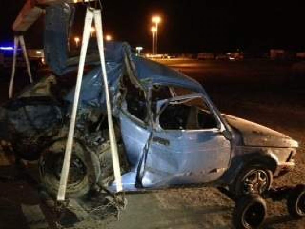 Terrible accidente en el puente de la carpa, dos nenes despedidos fuera del auto