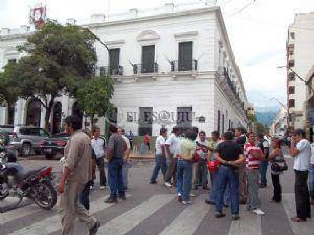 Segundo d�a de protesta de estatales por los descuentos de las financieras