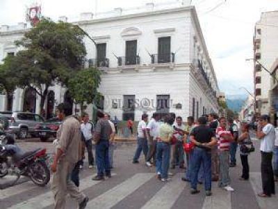 Segundo d�a de protesta de estatales por los descuentos de las financieras