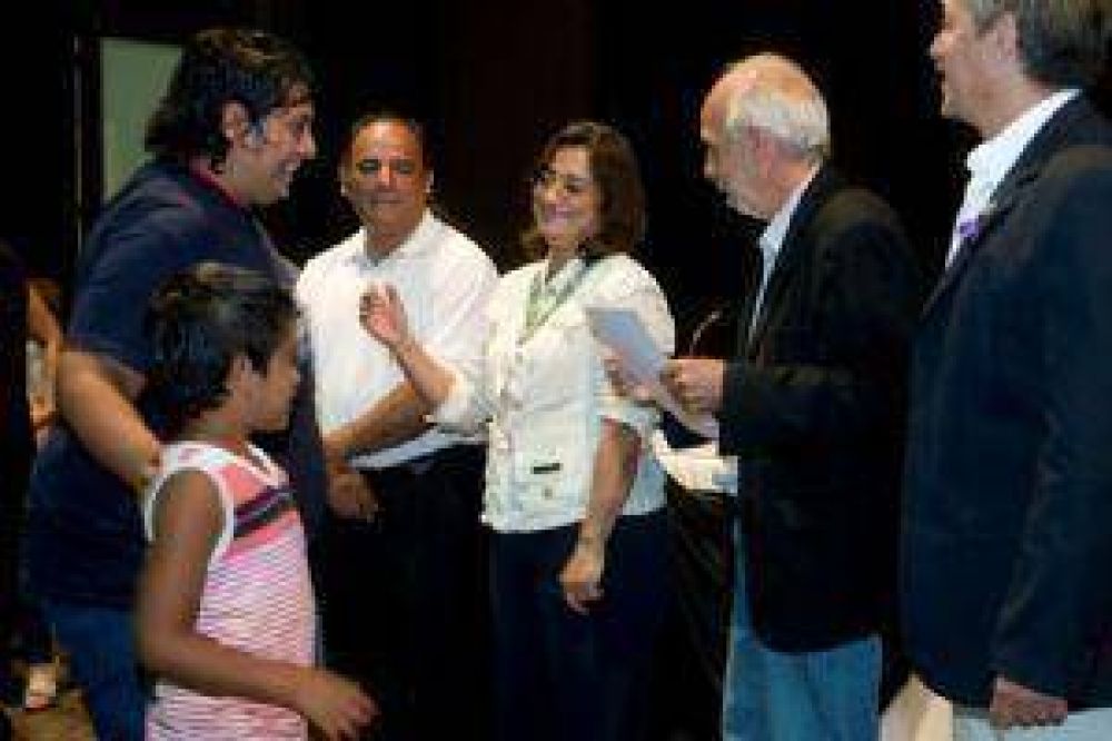 La Gobernadora entreg� subsidios a emprendedores locales