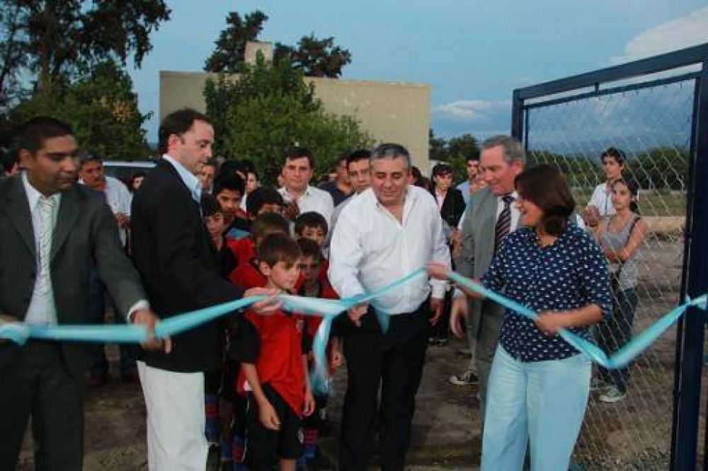 Luc�a inaugur� otro play�n deportivo y visit� el Hogar de Ni�as