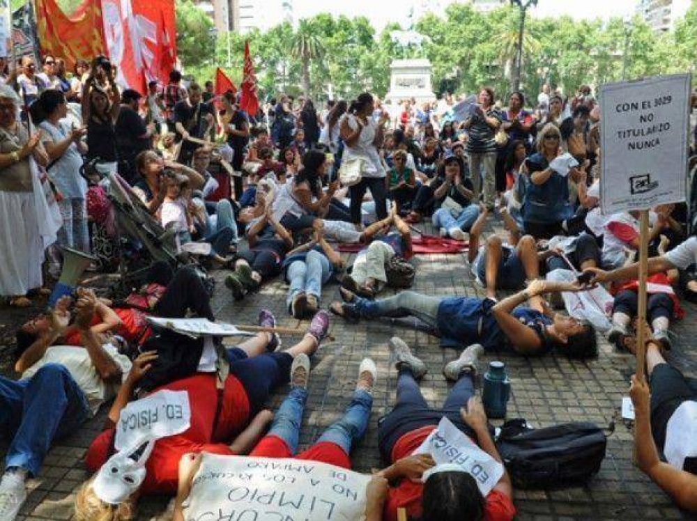 Docentes amenazan con no iniciar las clases si no hay oferta salarial