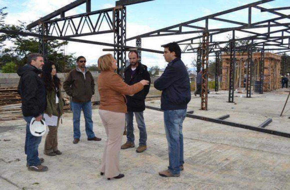 Recorren obras de los nuevos establecimientos educativos