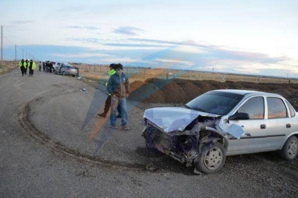 Dos autos chocaron de frente en camino de ripio