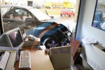 Un auto termin� dentro de una oficina tras un violento choque
