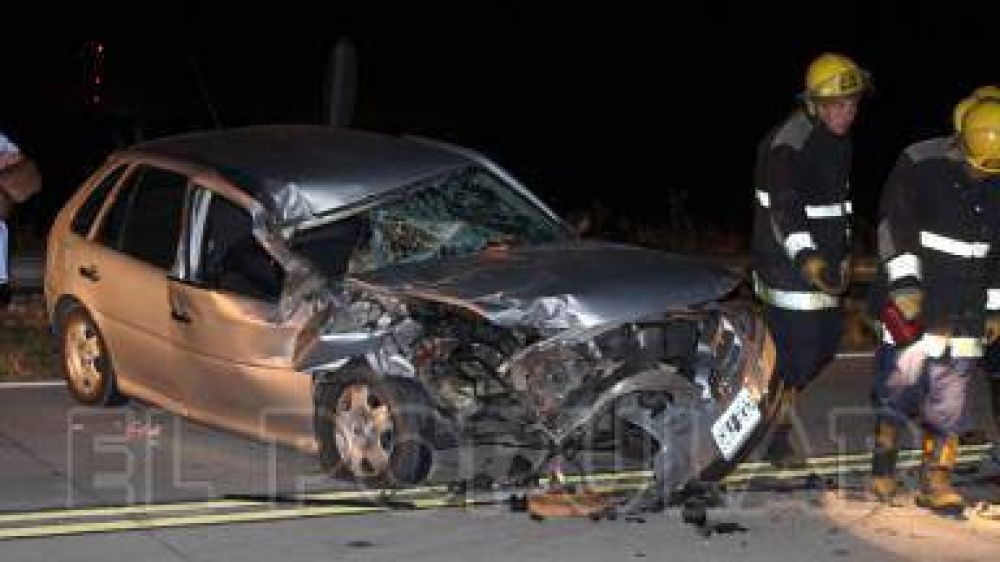 Dos personas heridas al chocar contra un cami�n en la ruta