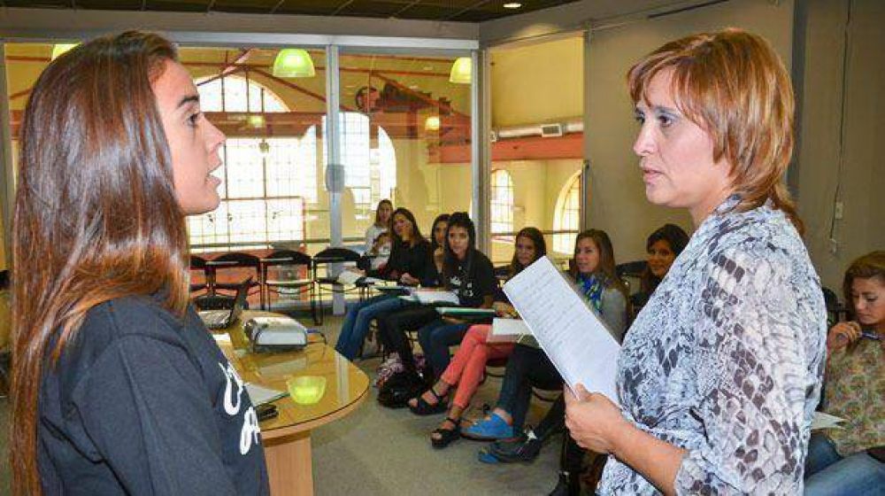 Las candidatas a reina toman clases de oratoria