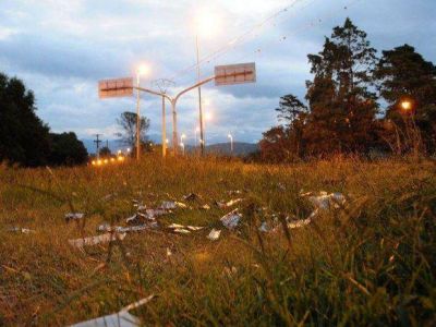 Malezas y basura en el acceso al aeropuerto