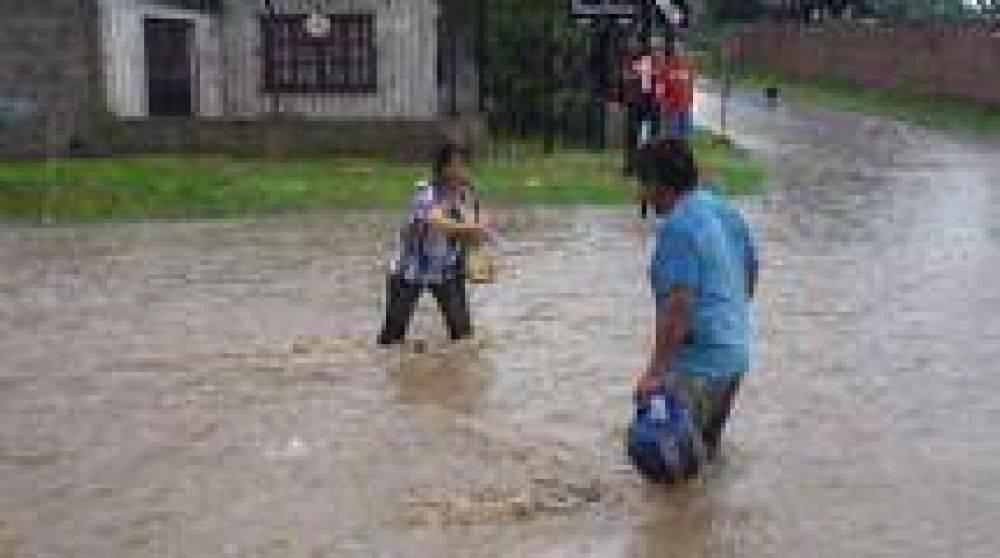 Evacuaron a dos familias por las lluvias