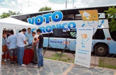 El VotoM�vil capacita a vecinos de Tartagal