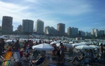 Balnearios alquilan sombrillas en playa p�blica